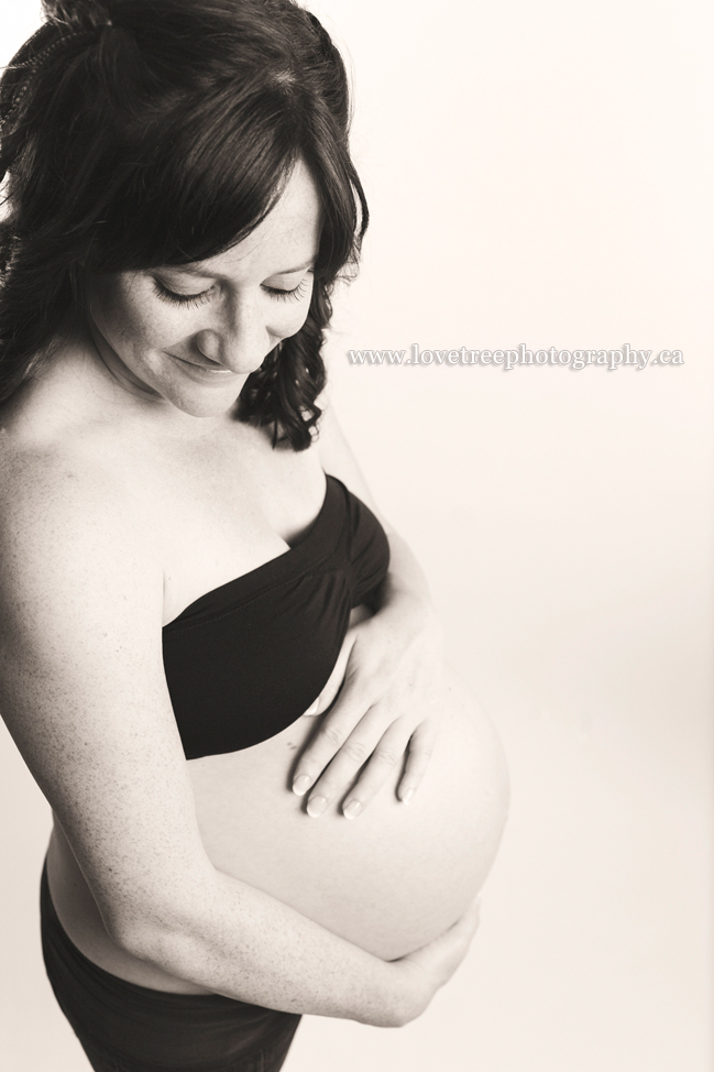 class & elegant maternity pose | image by vancouver maternity photographer www.lovetreephotography.ca