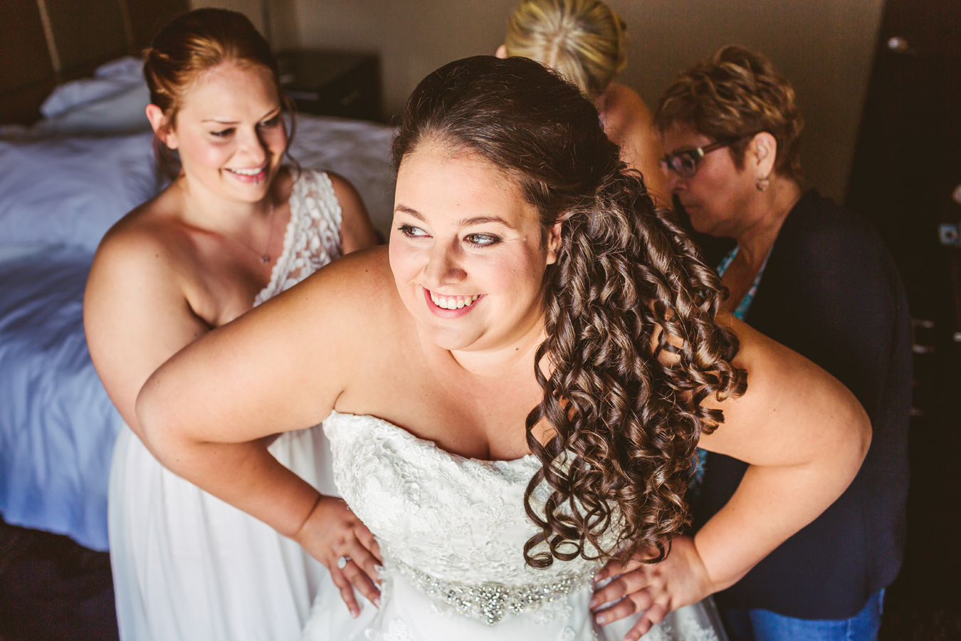 beautiful plus sized bride gets ready in a hotel room in kelowna bc